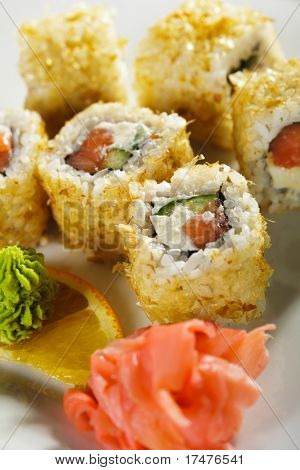Maki Sushi - Rolls con salmón fresco, pepino y queso crema dentro. Bonito afeitado seco fuera