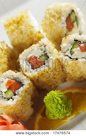 Maki Sushi - Rolls con salmón fresco, pepino y queso crema dentro. Bonito afeitado seco fuera