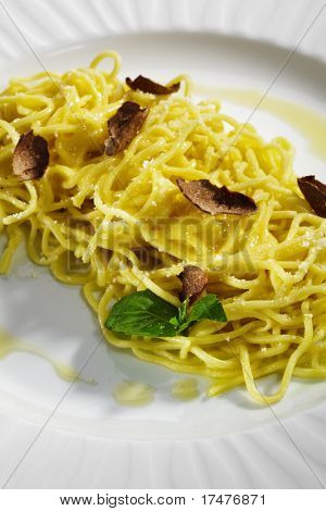 自家製パスタとパルメザン チーズと Tartufo ビアンコ （白トリュフ）。バジル添え