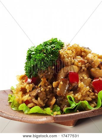 日本料理 - 野菜と鶏の胸肉チャーハン。サラダの葉 Parsl を添えてください。