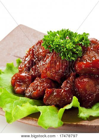 Japansk køkken - oksekød med sød peber dyb stegt i sur-sød Sauce. Garneret på salat blad, 