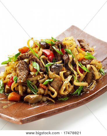 Japansk køkken - stegte nudler (udon) med oksekød og grøntsager