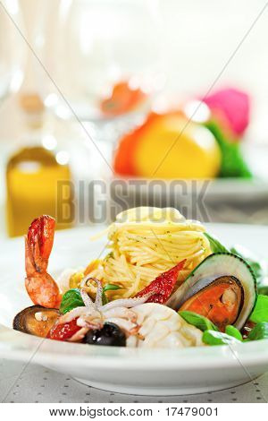 Meeresfrüchte Spaghetti mit Garnelen, Jakobsmuscheln, Muscheln, Calamari, Lachs und Tomaten-Soße