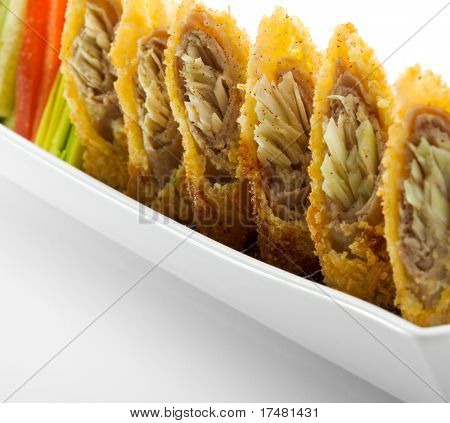 Deep Fried varkensvlees rollen met groenten en saus