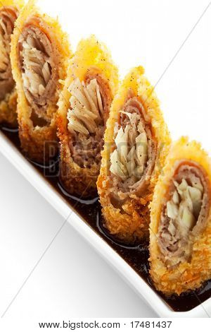 Deep Fried varkensvlees rollen met groenten en saus