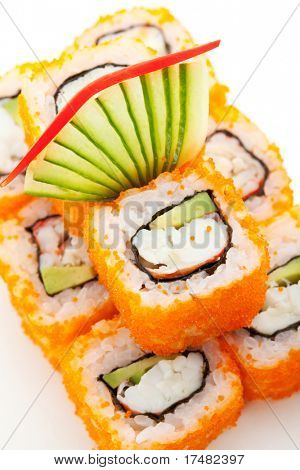 California Maki Sushi z Masago - Roll z mięsa kraba, awokado, ogórek, wewnątrz. Masago (pachniał