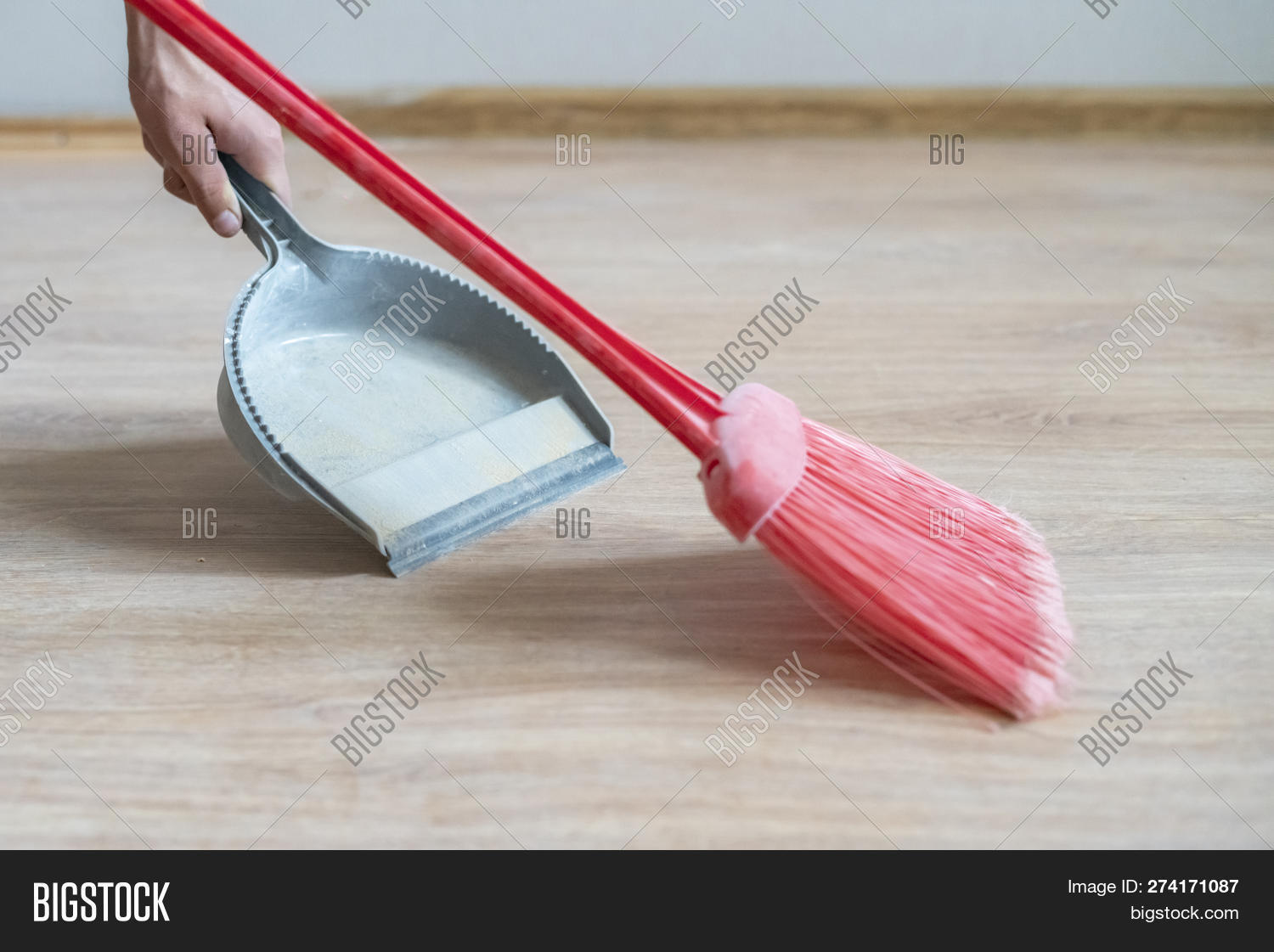 Метлу взяла и двор подмела всюду нос метла совала. Определите стиль текста я принялся подметать пыль. Стих про метлу. Подметает пол веником. Профессия уборщица.