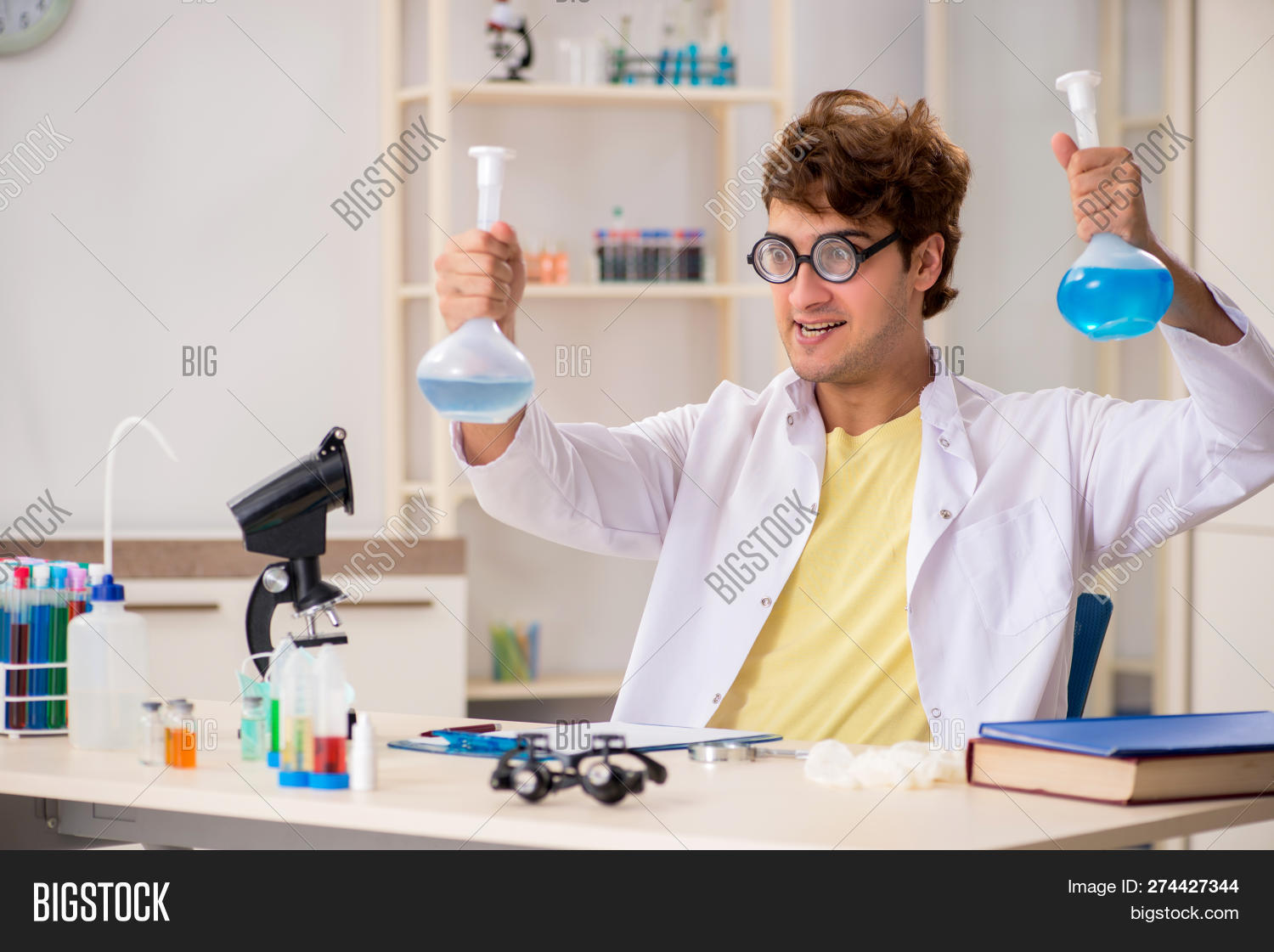 Безумные ученые. Ученый врач в очках на букву п. Безумный ученый. Сумасшедший доктор провожу эксперименты. Сумасшедший доктор провожу эксперименты.