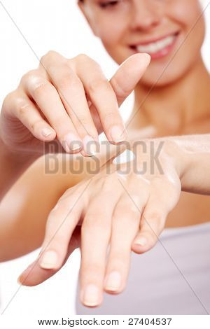 รูปมือหญิงที่ได้รับการรักษา ด้วย handcream บนพื้นหลังสีขาว
