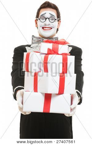 mime feliz segurando muitas caixas de presentes. isolado no fundo branco