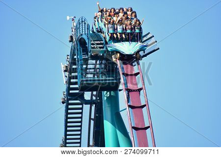 Orlando, Florida. October 19, 2018  Nice People Enjoying Mako Rollercoaster At Seaworld, On Lightblu