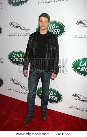 LOS ANGELES - 15 listopad: Benjamin McKenzie w przypadku Pokaż Pre LA samochodów Jaguar w dwóch Rodeo na Leg