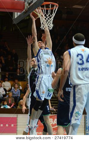 Kaposvar, Ungarn 10. Dezember: Jozsef Lekli (14) in Aktion an eine ungarische Tasse Basketball Spiel Kapos
