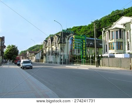 Ukraine, Khust - May 1, 2018: Clean Modern Street With Cottages On The Background Of Mountains In A 