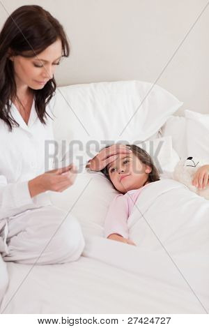 Portrét matky na její dcera je teplota v ložnici