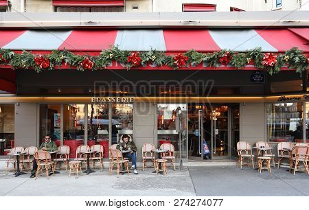 Paris, France-12 December 2018 :the Traditional French Brasserie Francois Coppe Decorated For Christ