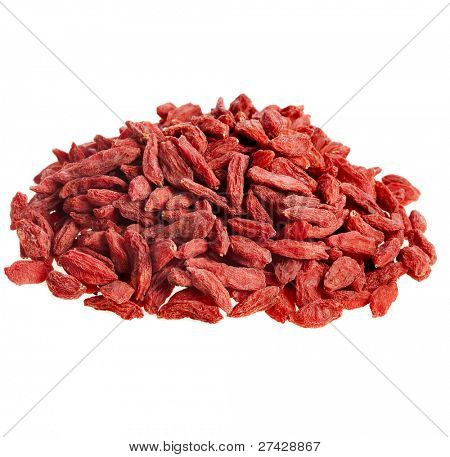 bobule červené sušené goji (kustovnice) izolované na bílém