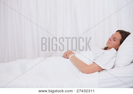 Boční pohled spící upoutaný na lůžko pacienta