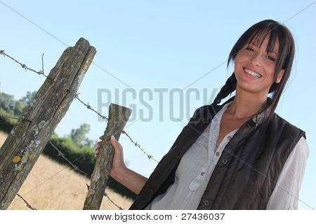 Samice zemědělce stál barb wire