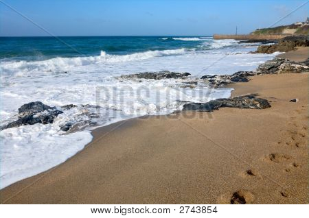 Witte Surf Water op Porthleven strand bij hoog tij.