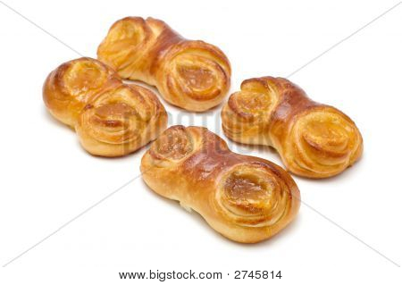 Petit pain avec de la confiture sur blanc
