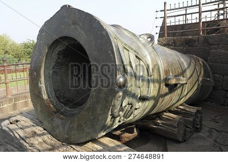 The Largest Medieval Gun Of The World The Malik-e-maidan Is In The City Of Bidzhapur In India