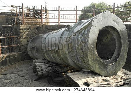 The Largest Medieval Gun Of The World The Malik-e-maidan Is In The City Of Bidzhapur In India