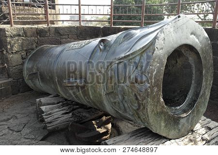 The Largest Medieval Gun Of The World The Malik-e-maidan Is In The City Of Bidzhapur In India