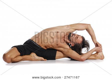 Uomo sta facendo yoga isolated on white