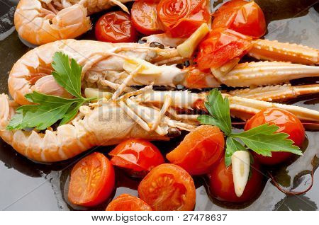 piatto con scampi e pomodori close up