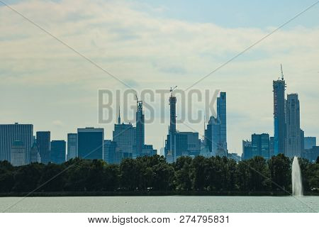 New York, Usa - August 30, 2018: Pond In The Central Park In Nyc. Central Park And Manhattan Skyline
