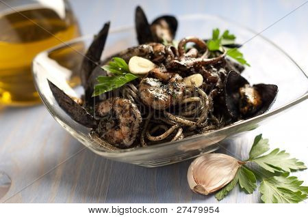 Sepia blæk blæksprutte spaghetti selektiv fokus på forreste vandrette skyde