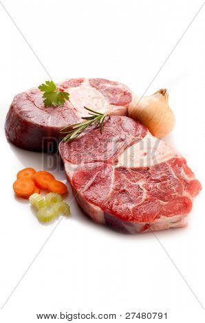 Jarrete de ternera con ingredientes