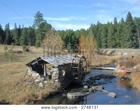 Antigo galpão de roda d'água