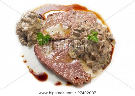 Scaloppina ai funghi porcini su salsa di panna e aceto balsamico isolato