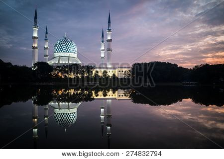 View Of The Blue Mosque During Sunrise. Colorful Dramatic Sky With Reflection In The Lake.