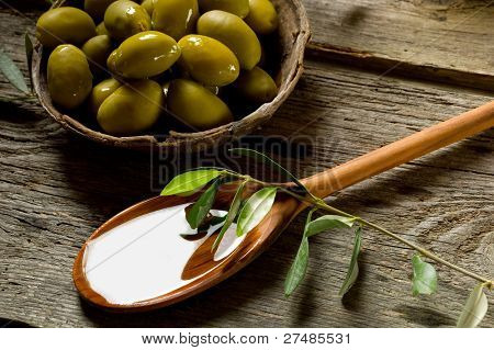 оливковое масло над ложкой