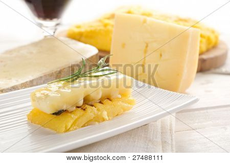 polentou a sýrem grilované