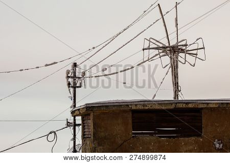 Frozen 5 Ghz Wireless Repeater Antennas Pillar At Winter Night