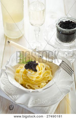 kaviár těstoviny na luxusní pokrm