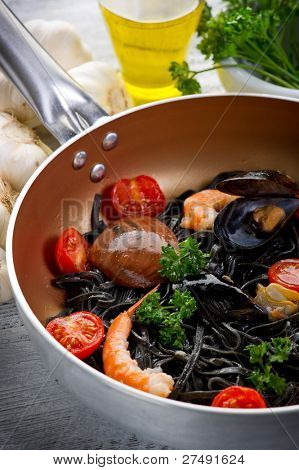 rakott tészta tagliolini tintával tintahal