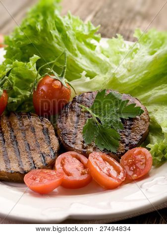 seitan alla griglia con pomodori e insalata