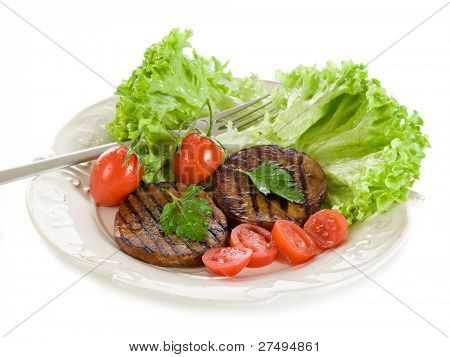 seitan alla griglia con pomodori e insalata