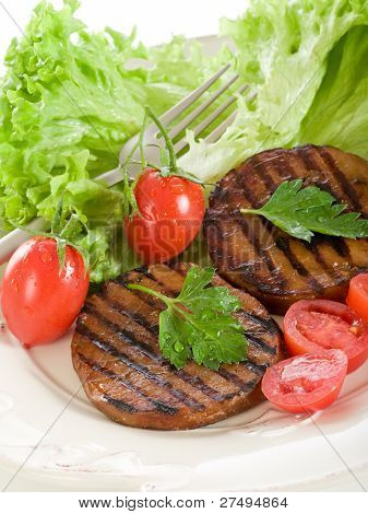 seitan alla griglia con pomodori e insalata