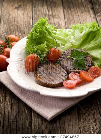 seitan alla griglia con pomodori e insalata