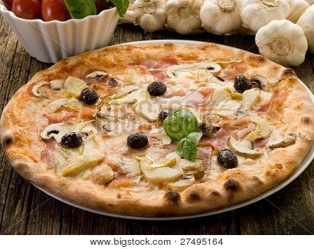 Pizza capricciosa op schotel op hout achtergrond