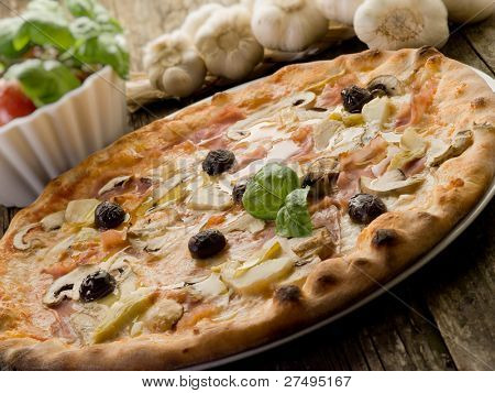 Pizza capricciosa op schotel op hout achtergrond