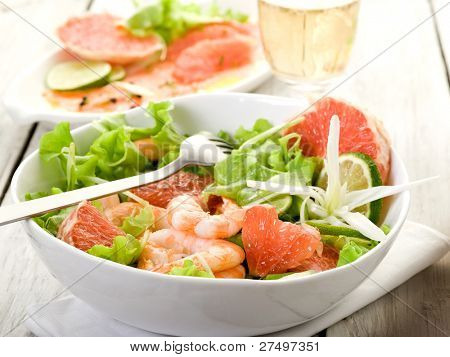 rejesalat med skive grapefrugt og salat