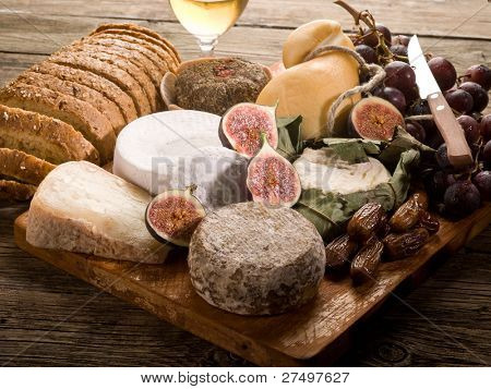 Käseplatte mit einem Sortiment von Käse Brot und Früchten