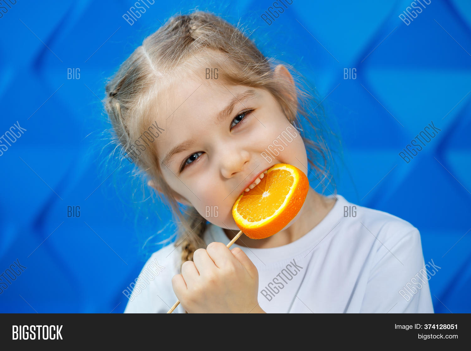 Шоколад молочный с мальчиком. Ребенок грызет футболку. Ребенок с ложечкой голубоглазый. Даниил денисов смоленск. Ребенок грызет футболку.